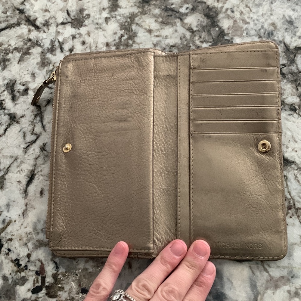 Michael Kors Large Wallet. Good Condition. - image 5
